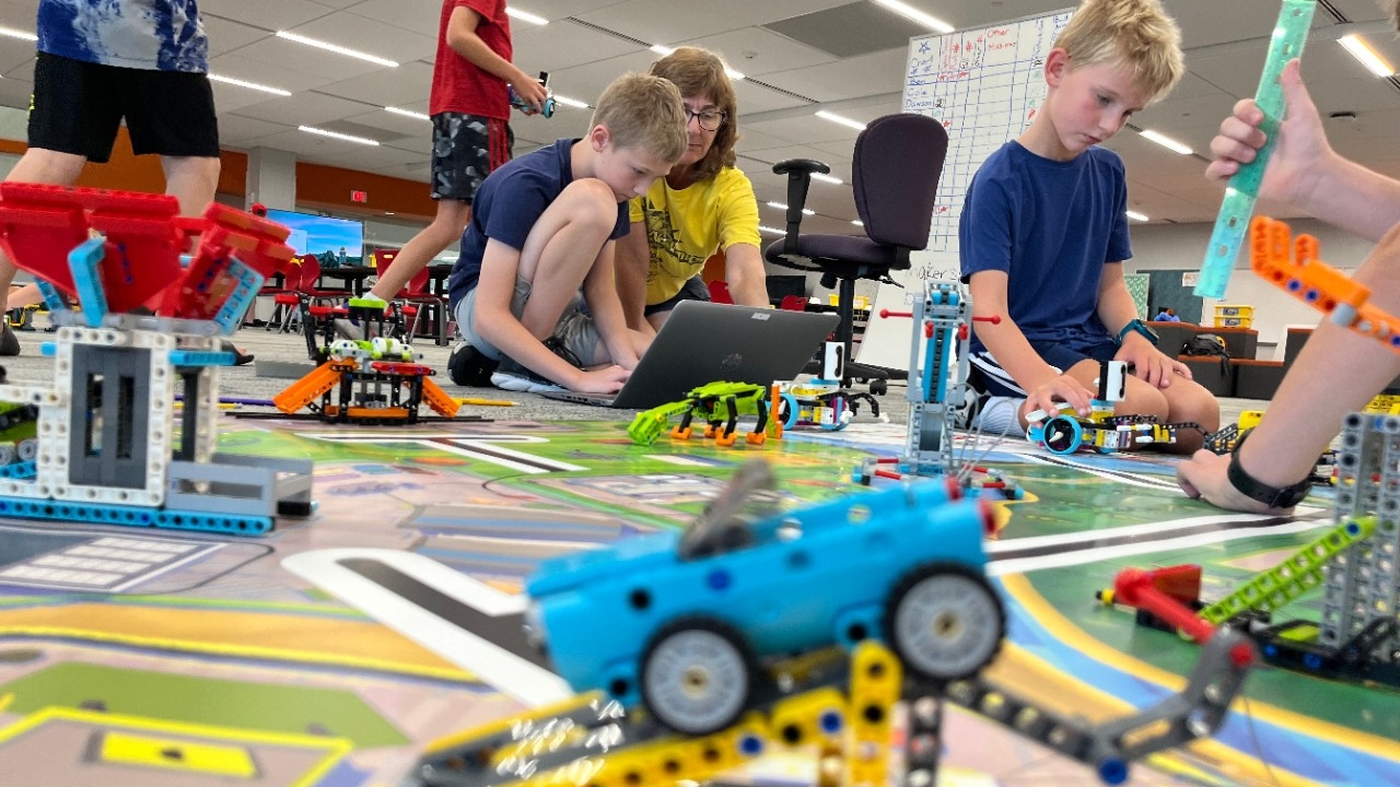 Kids program and test electronic LEGO creations