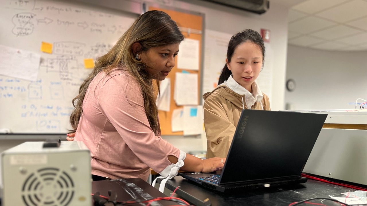 NKU Engineering faculty member guides research student in the lab.