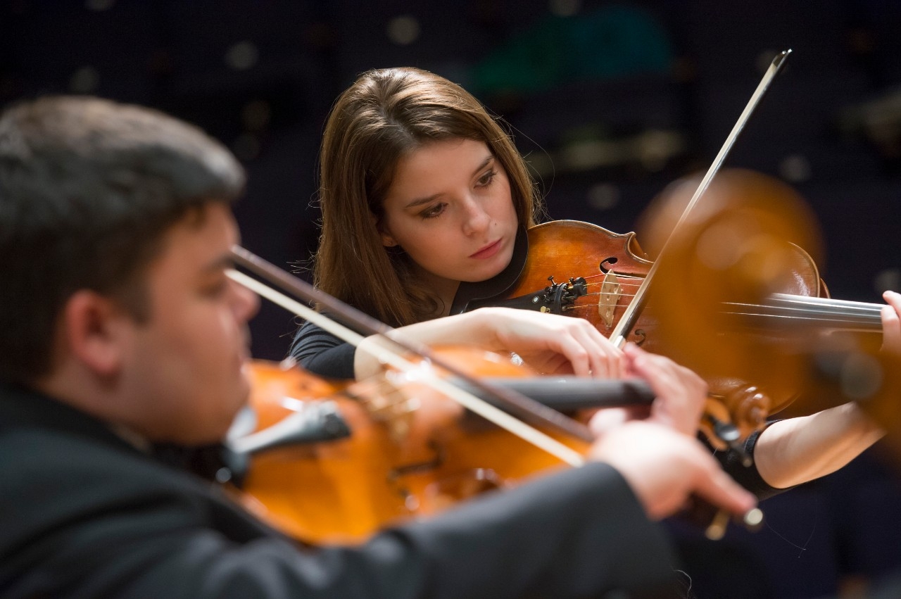 Students playing the violin